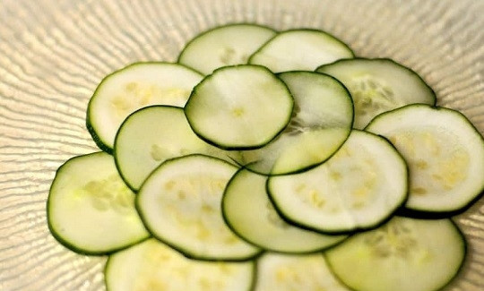 1. Этап. Закуска из огурца и цукини: 3. Выложите овощи на тарелку, чередуя их.