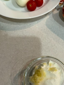 1. Этап. Салат Лёгкость: Сделать заправку для салата. Для этого чеснок выдавить в греческий йогурт, добавить соль по вкусу