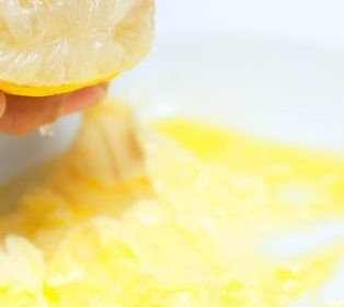 1. Этап. Запеченная треска в панировке: Сливочное масло растопите в микроволновке, добавьте лимонный сок.