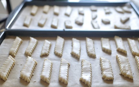 1. Этап. Шотландское песочное печенье: 4. Потом выложите изделия на противень с пергаментной бумагой. Взбейте яйцо с молоком. Смажьте смесью изделия. Сверху посыпьте их сахаром, если хотите.