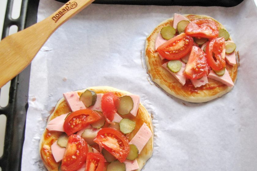 1. Этап. Школьная пицца: Добавьте нарезанные помидоры.