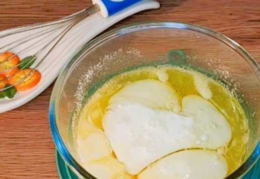 1. Этап. Пирог на кефире с персиками: 5. Вливаю кефир (200 мл) и растительное масло (100 мл), перемешиваю.