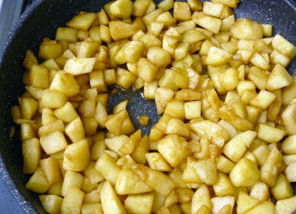 1. Этап. Яблочный штрудель из готового слоеного теста: Добавьте ром и сахар, готовьте еще минуту или две.