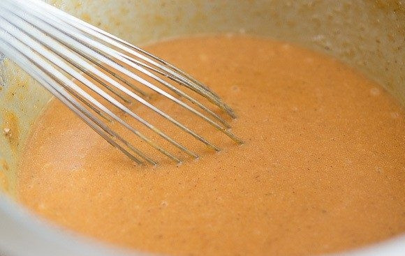 1. Этап. Тыквенные пончики: 4. Далее добавьте молоко и пюре.