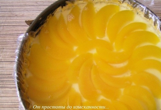 1. Этап. Торт Осенний поцелуй после жаркого лета: Залейте приготовленным желе. Уберите в холодильник до полного застывания.