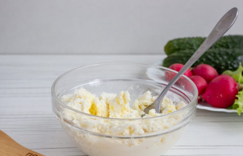 1. Этап. Салат с сырными шариками: Сыр разомните вилкой, добавьте йогурт и 0,5 ст. л. оливкового масла. Тщательно перемешайте.