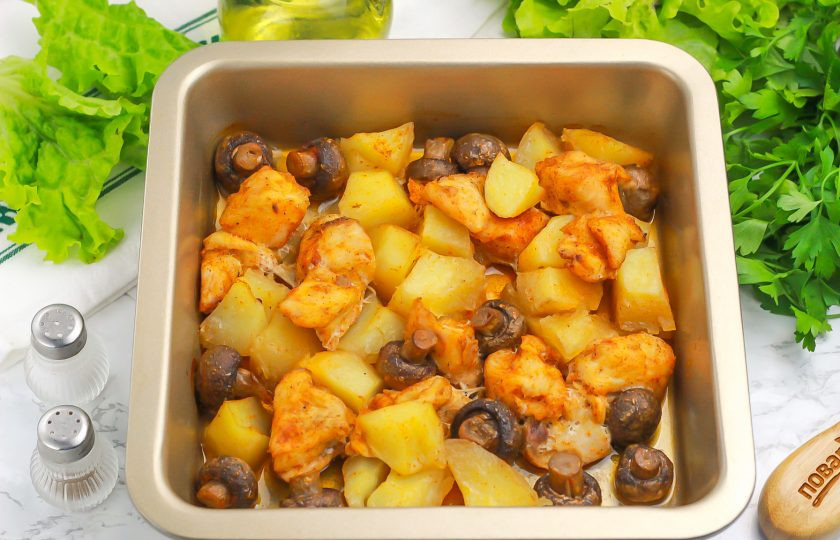 1. Этап. Индейка с картошкой и шампиньонами в духовке: Затем фольгу снимите и запеките блюдо еще 5 минут до румяности.