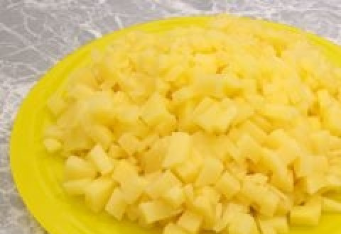 1. Этап. Мясной пирог на скорую руку: Картофель чистим, моем и нарезаем маленькими кубиками.