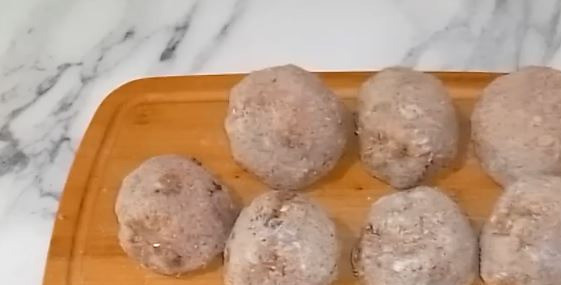 1. Этап. Итальянские фрикадельки с томатным соусом Маринара: Из фарша сформируйте небольшие лепешки. На лепешку положите фаршированную сыром помидорку и сформируйте фрикадельку. К яйцам добавьте молоко и взбейте с помощью вилки. Обваляйте фрикадельки сначала в муке, затем окуните в яйцо, потом обваляйте в панировочных сухарях.