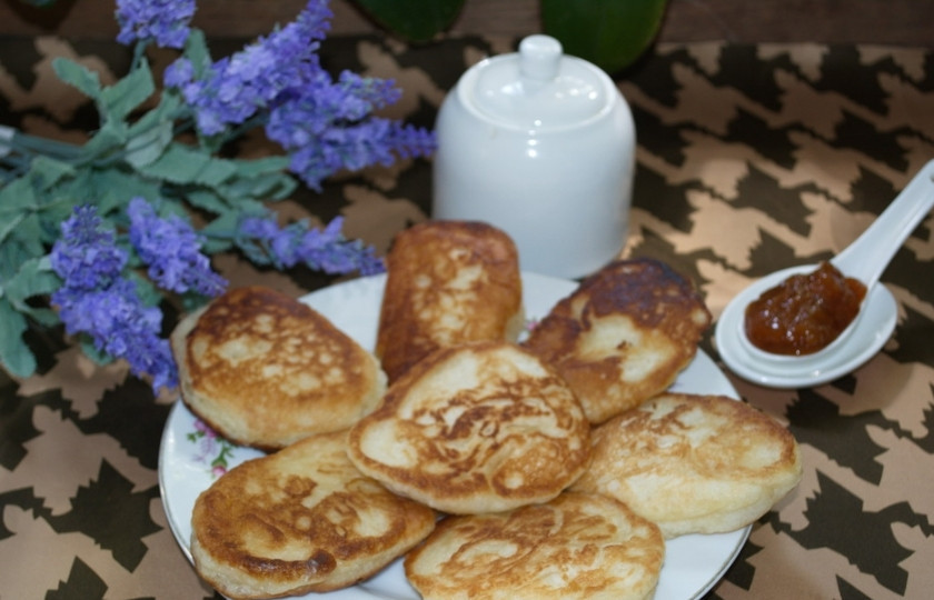 1. Этап. Дрожжевые оладьи постные: Дрожжевые постные оладьи следует подать к столу с джемом или вареньем.