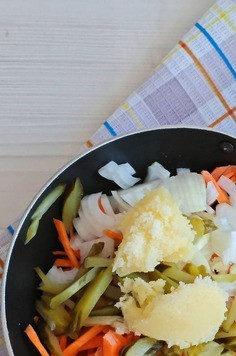 1. Этап. Чечевичный суп с солёными огурцами: Мясо говядины (250 гр.) промыть, добавить в кастрюлю 2 литра воды, добавить мясо, довести бульон до кипения, снять пенку, огонь убавить до минимума, варить мясо до полуготовности. Репчатый лук (1 шт.) нарезать не крупными полукольцами, морковь (1шт.) нарезать брусочками, соленые огурцы (2 шт.) нарезать брусочками. Добавить в сковороду топленое сливочное масло (2 ст. л.), добавить подготовленные овощи. Сковороду поставить на средний, ближе к тихому, огонь, тушить овощи до легкой золотистой корочки.