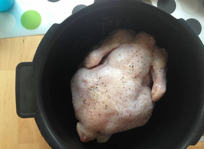 1. Этап. Курица с яблоками в мультиварке: 5. Положите тушку в мультиварку и готовьте ее в режиме выпечки около 50 минут, по 25 минут на каждую сторону. После этого, установите эту же программу и доведите курицу до готовности за 30 минут.