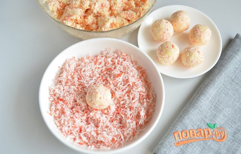 1. Этап. Салат-закуска Ёлочные шарики: Из сырно-крабовой массы скатывайте шарики, размер не имеет значения, делайте какие нравятся вам. Мои примерно с грецкий орех. Обваливайте каждый шарик в крабовой стружке.