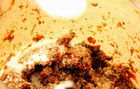 1. Этап. Аджика из острого перца на зиму: Перемалываю в блендере чили перец с чесноком и измельченным кориандром. Мою зелень. Обсушиваю. Бросаю в блендер. Кладу соль и грузинские специи. Все еще раз тщательно перемалываю.