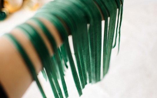 1. Этап. Зеленые макароны: 6. Раскатайте очень тонко и нарежьте. Удобно использовать для этого технику, но можно обойтись и руками.