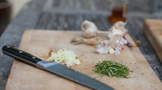 1. Этап. Плечо ягненка на гриле: 2. Почистите чеснок, промойте розмарин. Измельчите розмарин и чеснок ножом.