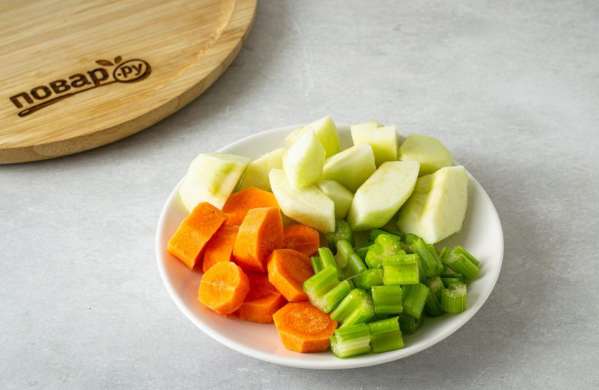 1. Этап. Смузи из сельдерея, яблока и апельсина: Яблоко очистите от кожуры, вырежьте сердцевину, нарежьте ломтиками. Стебель сельдерея помойте, при необходимости овощечисткой срежьте толстые волокна. Морковь очистите от кожуры, нарежьте кружочками.