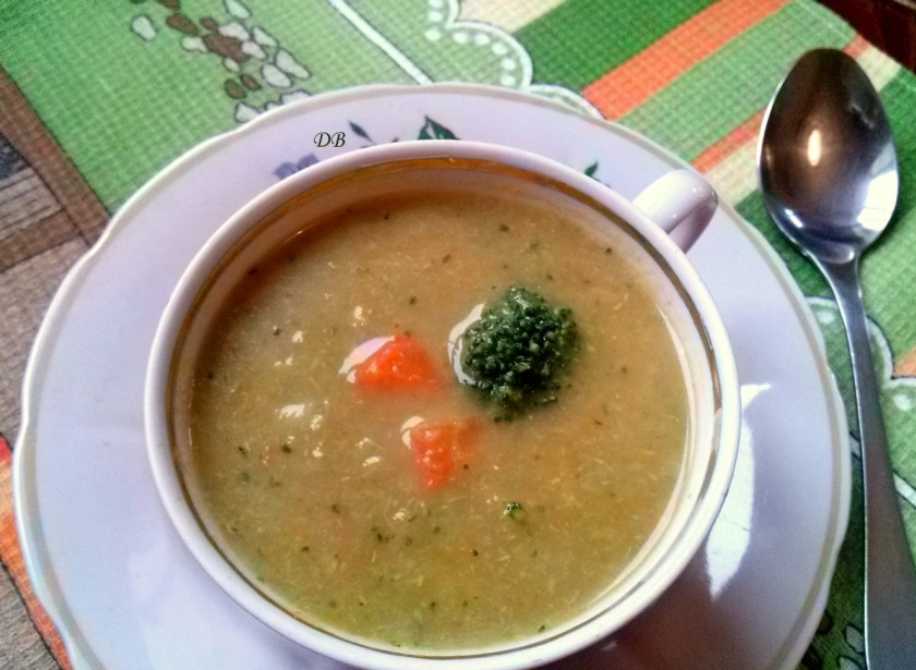 1. Этап. Суп из брокколи диетический: После звукового сигнала переложите мясо и овощи в чашу блендера. Измельчите до состояния пюре, понемногу добавляя бульон. Приятного аппетита!