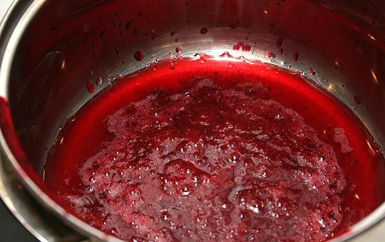 1. Этап. Кисель из клюквы: Отжатый сок пока что оставляем в покое, к нему вернемся немного позже.