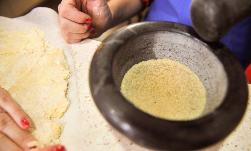 1. Этап. Песочная галета со сливой: Из стручка ванили ножом вытащите семена, затем раздавите их в ступке вместе с сахаром.