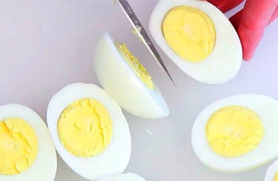 1. Этап. Яйца с пряностями II: Затем очистите и разрежьте пополам.