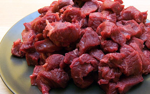 1. Этап. Говядина, тушеная в мультиварке Поларис: Говядину нарезаем небольшими кусочками поперек волокон.