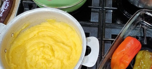 1. Этап. Запеканка с кукурузной полентой: Сверху распределить четверть перца и маслин. Таким образом разложить оставшуюся поленту и овощи. Верх затянуть пленкой и убрать в холодильник на 2 ч.