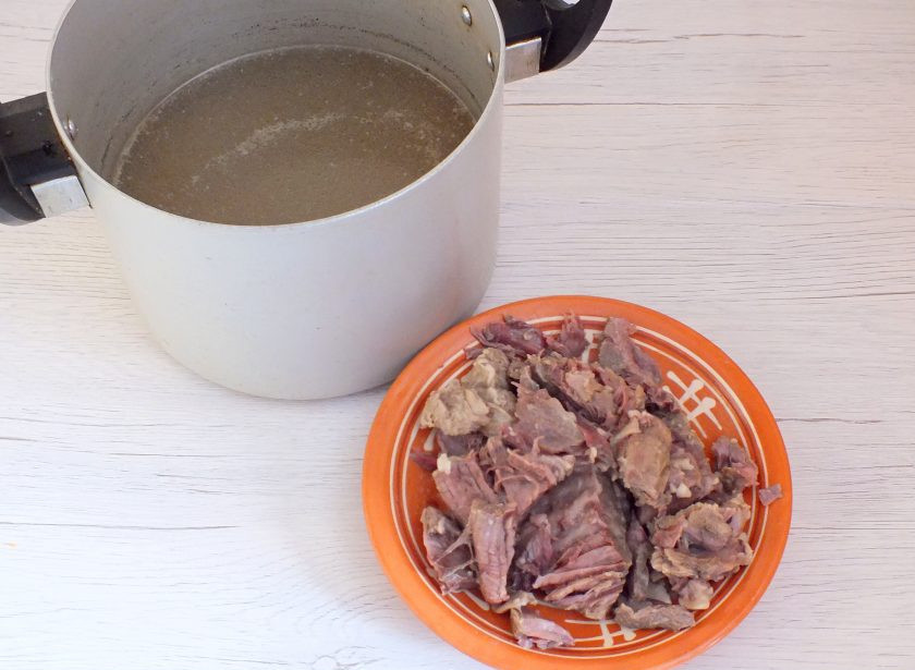 1. Этап. Чечевичный суп с говядиной: Говядину промойте. Выложите в кастрюлю, залейте кипятком и сварите бульон. Достаньте мясо из бульона. Удалите косточку. Мясо нарежьте на кусочки. Переложите его в бульон.