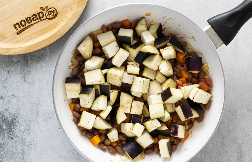 1. Этап. Лобио из баклажанов: А следом баклажаны.