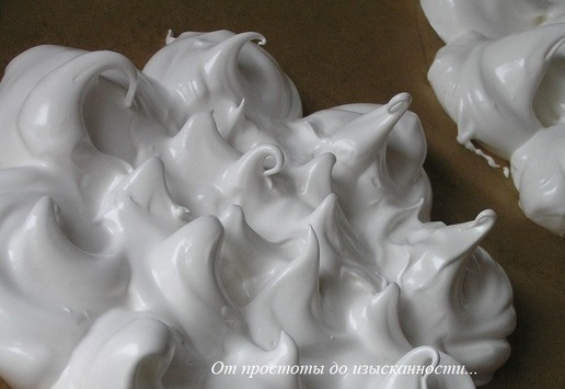 1. Этап. Кокосовый торт-безе с ананасами: Выложите белки в нарисованные круги на бумаге с помощью столовой ложки. Выпекайте 30 минут, затем снизьте температуру до 100*С и готовьте безе еще 2 часа 30 минут.