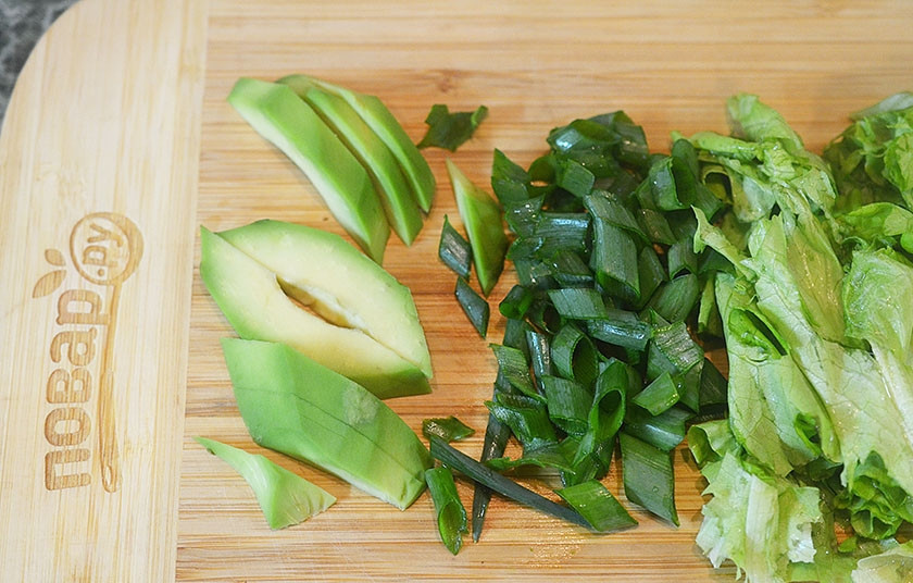 1. Этап. Овощная кесадилья с красной фасолью: 4. Авокадо, лук и салат нарежьте.