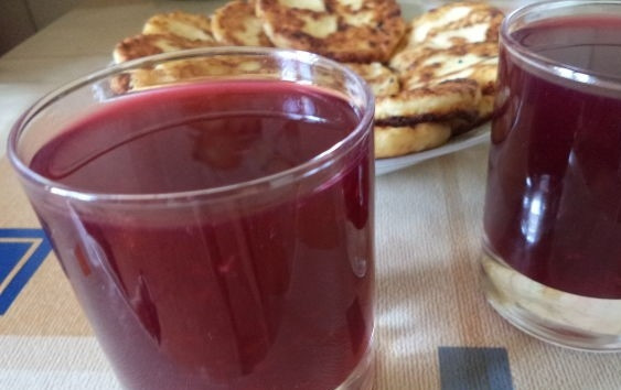 1. Этап. Кисель из ягод: 7. Влейте в кисель ранее выжатый сок. Напиток остудите, и разлейте по стаканам. Можно подавать теплым.