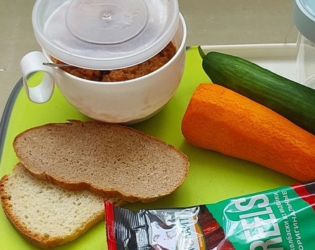 1. Этап. Перечный соус с колбасками Пикник интроверта: В день пикника подготавливаем продукты. У меня это соус, сырокопченые колбаски ТМ 