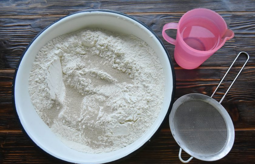 1. Этап. Пигоди по-корейски: Для приготовления дрожжевого теста пересыпьте муку в миску, добавьте сухие дрожжи, 1/2 ч.л. соли и перемешайте сухую смесь.