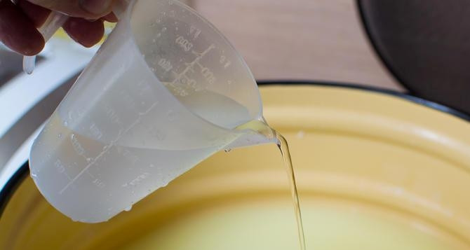 1. Этап. Сыр Маасдам: Далее удалите 30% отделившейся сыворотки. А в саму массу осторожно вливайте воду 60-градусной теплоты. Подливайте её понемногу в течение 30 минут. Смесь должна нагреться до 42 градусов.