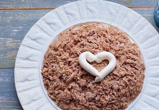 1. Этап. Салат с тунцом Новогодний шар: Распределить тунец поверх картофельного слоя, смазать майонезом.