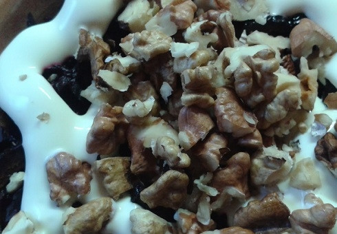 1. Этап. Салат с грецким орехом и черносливом: Добавим майонез и орехи перед подачей к столу и опять перемешаем.