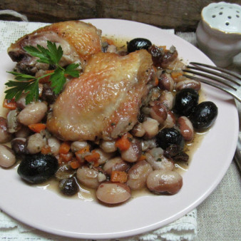 Тушеная курица с оливками и фасолью