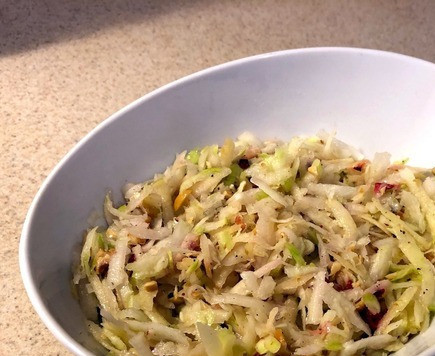 1. Этап. Кольраби с кешью и клюквой: 5. Перемешиваем и добавляем масло, соль и специи. Еще раз перемешиваем все ингредиенты. Приятного аппетита!