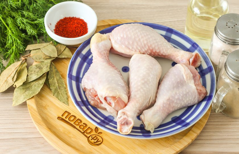 1. Этап. Куриные голени на пару: Подготовьте указанные ингредиенты. Приобретите охлажденные или замороженные куриные голени, промойте их в воде. Замороженные — разморозьте примерно 30-40 минут при комнатной температуре.