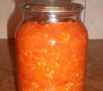 1. Этап. Салат на зиму из перца: Снимаем салат с огня и раскладываем по стерилизованным банкам, закатываем и оставляем на сутки, укутав банки во что-нибудь теплое. Хранить этот салат следует в прохладном месте.