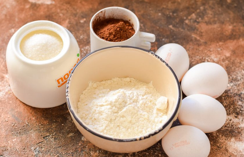 1. Этап. Торт Мираж: Подготовьте ингредиенты для основы — муку, сахар, яйца, какао.