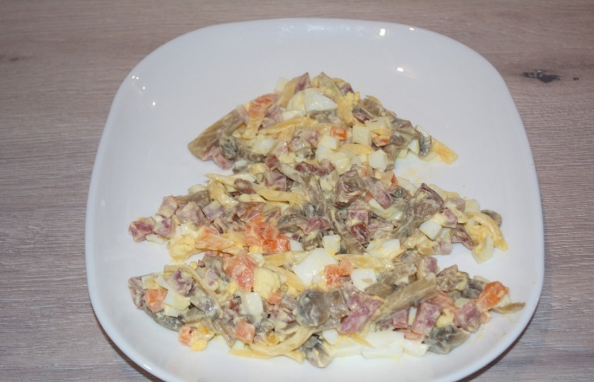 1. Этап. Салат Елочка: Заправьте салат сметаной или майонезом. На плоское блюдо выложите салат в форме елки.