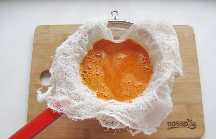 1. Этап. Сок из тыквы: Соедините оба сока и процедите через сито.
