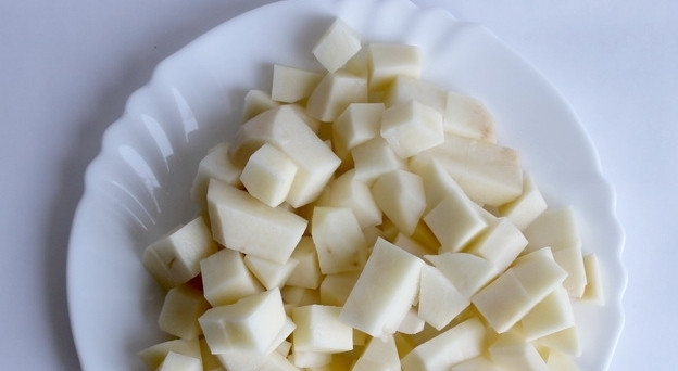 1. Этап. Гречневый суп для похудения: Картофель чистим, моем и нарезаем кубиками. Перекладываем его в кастрюлю к куриной голени.