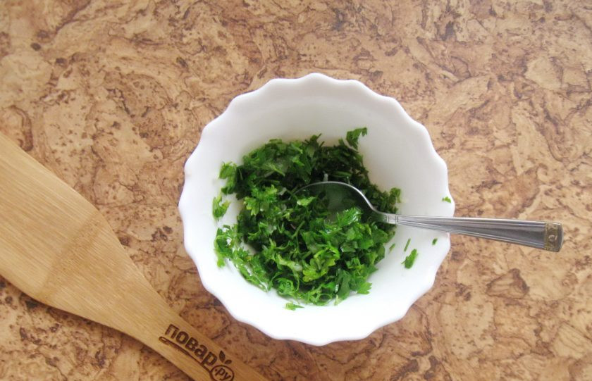 1. Этап. Квашеные фаршированные баклажаны: Перемешайте петрушку и чеснок.