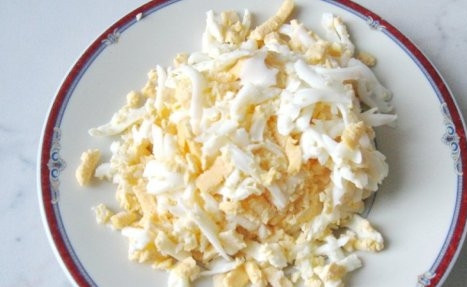 1. Этап. Мясной рулет с капустой и яйцом: Вареные яйца очищаем и натираем на крупной терке или нарезаем мелкими кубиками. Добавляем яйца в остывшую капусту, перемешиваем.