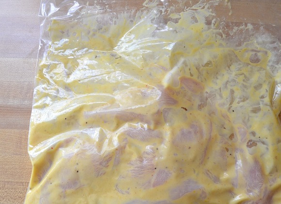 1. Этап. Курица в майонезном соусе: 4. Соединить курицу (можно использовать не только филе, но и другие части курицы) с маринадом, тщательно перемешать и отправить в холодильник. Мариноваться в таком соусе курица может от 30 минут до 10-12 часов.