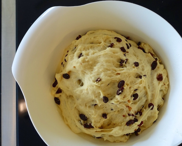 1. Этап. Булочки с изюмом в духовке: 5. Переложите тесто в миску и накройте его пищевой пленкой, оставьте на 1 час.