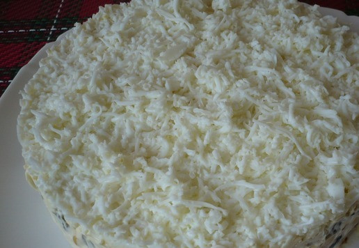 1. Этап. Салат-закуска Зимняя сказка: Салат-закуску достаньте из холодильника, аккуратно снимите форму, бока обмажьте майонезом и приступите к оформлению.